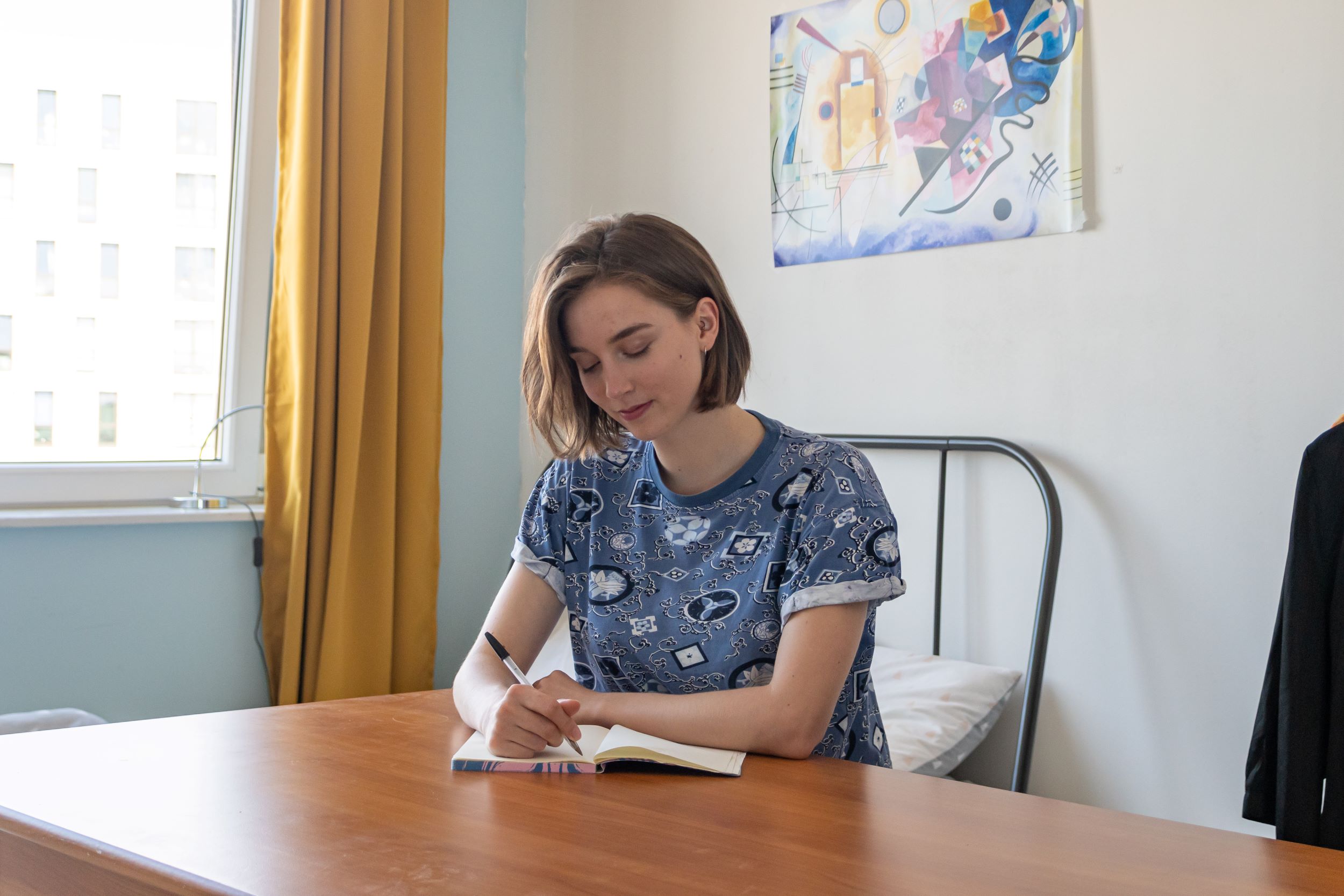 Vrouw schrijft een brief