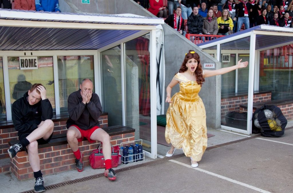 Belle the football manager (Foto door Sarah Maple)