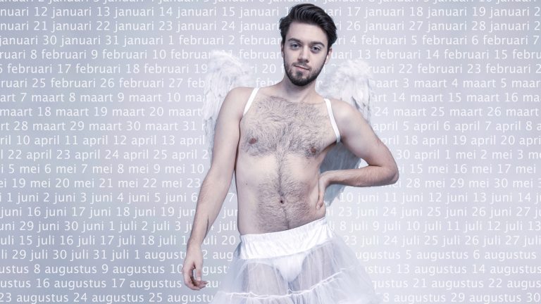 Auteur in een tutu en met engelenvleugels poseert met kalenderjaar op de achtergrond.