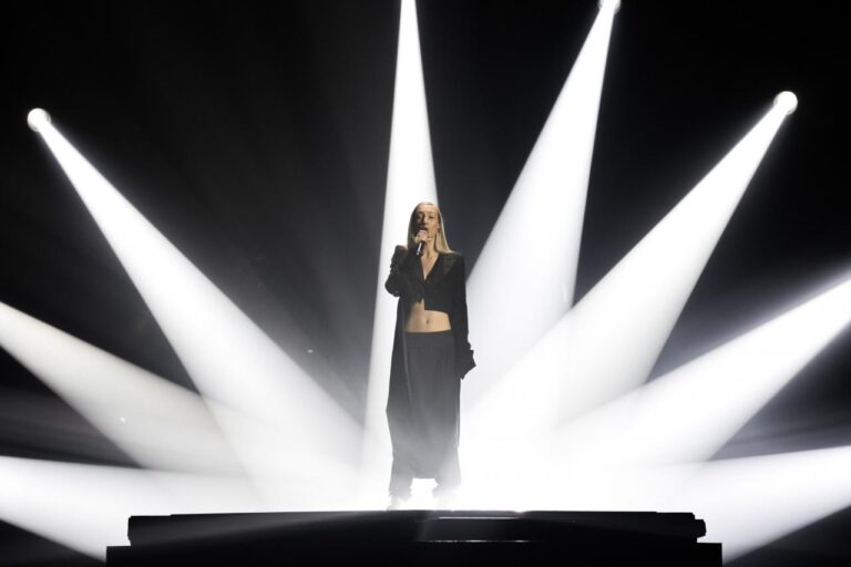 S10 from Netherlands rehearsed her song De Diepte for the second rehearsal