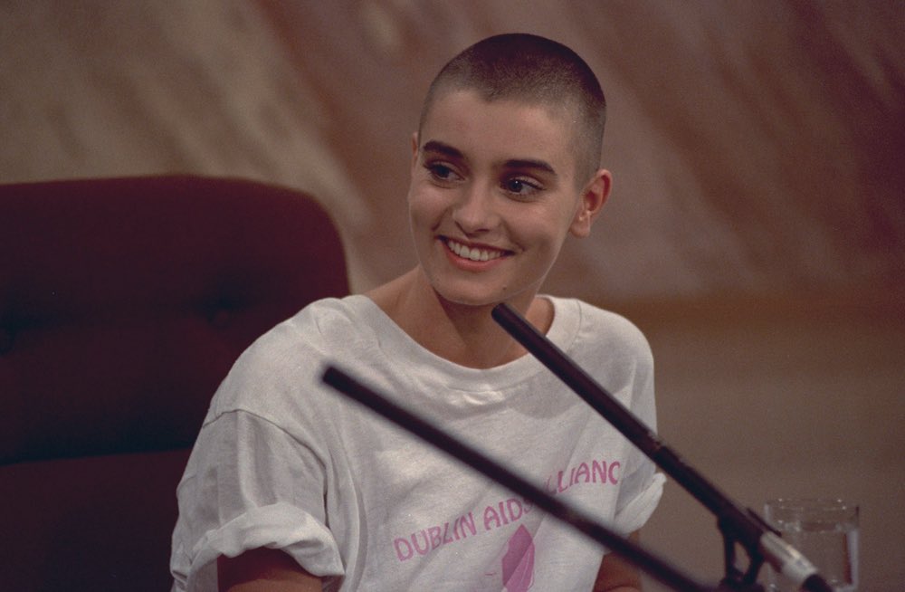 Sinéad O’Connor draagt een ‘Dublin AIDS Alliance’ shirt bij The Late Late Show in 1990