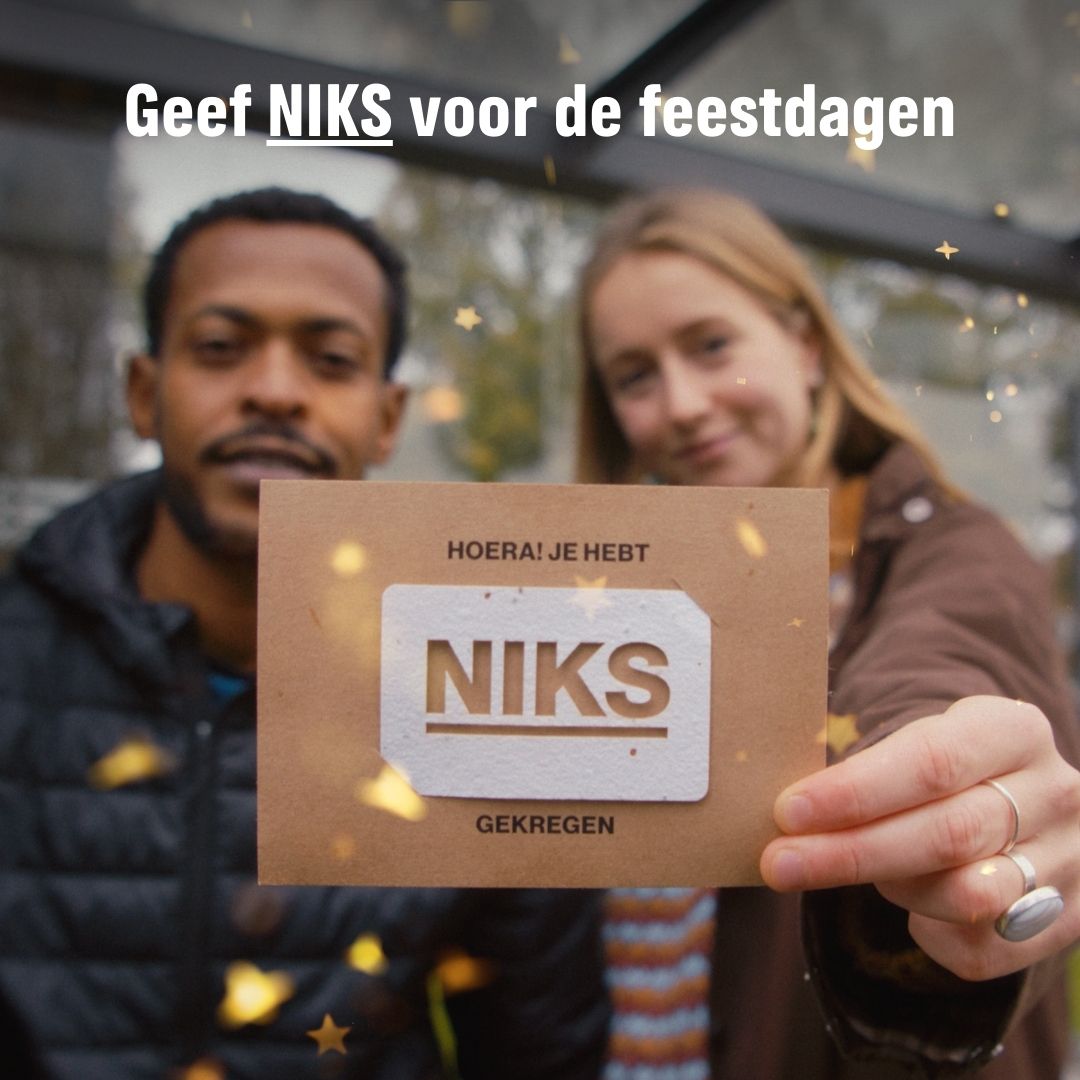 Voorbeeld van de 'NIKS' cadeaukaart die door iemand wordt vastgehouden 