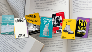Tegen een boekenachtergrond zijn 7 covers van boeken te zien.